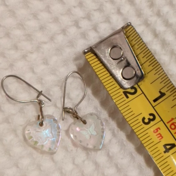 Iridescent glass heart-shaped earrings with butterfly motif - Picture 5 of 5